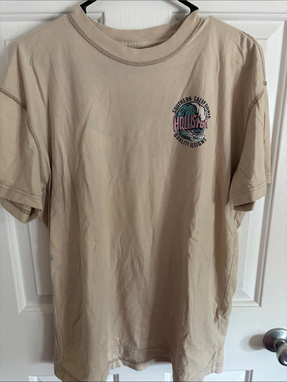 Hollister Men's Tan Short-Sleeve Logo Tee size medium (oversized fit)